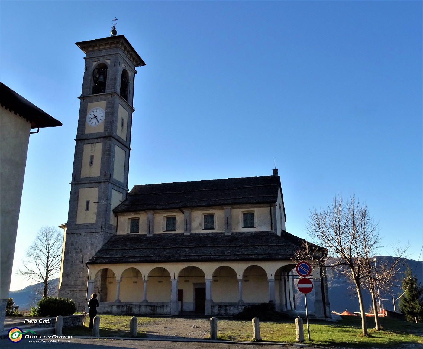 11 Uno sguardo alla bella chiesa di Fuipiano.JPG -                                